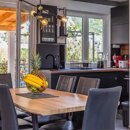 Downtown Deluxe 오미스