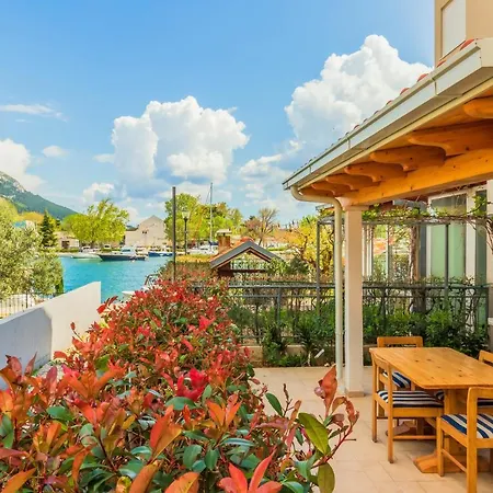 Downtown Deluxe Omis