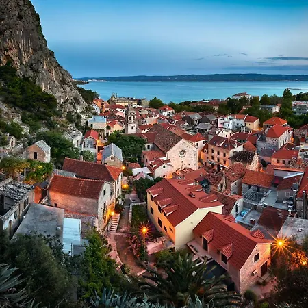 Downtown Deluxe * Omis